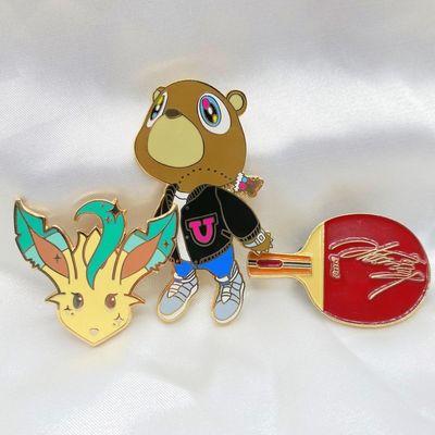 Un bon prix. Des épingles en lapel personnalisées pour les conférences professionnelles en ligne